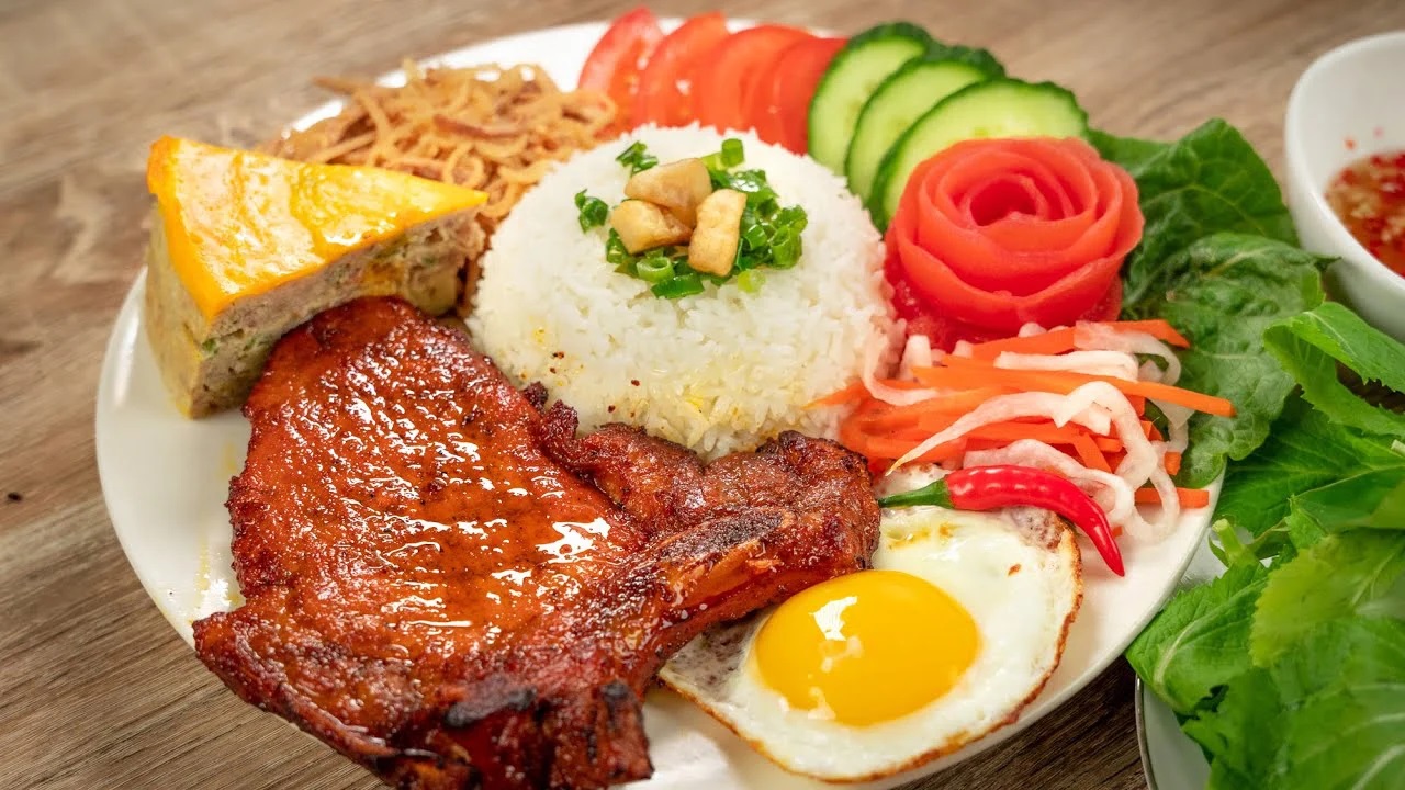 Cơm tấm Sài Gòn (arroz blanco con carne a la parrilla)